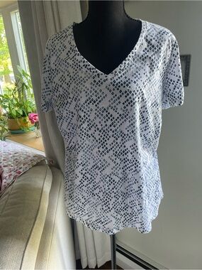 Sonoma White V-Neck Short Sleeve Top with Navy Geometric Print